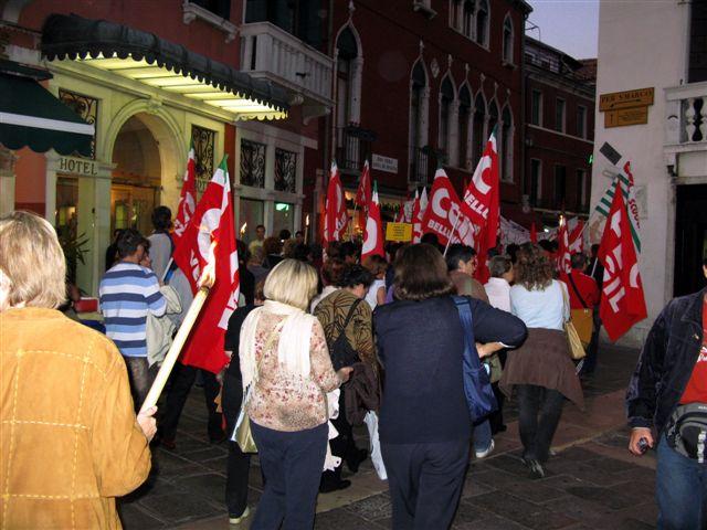 015 La fiaccolata lungo le calli veneziane.jpg